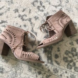 Vince Camuto Cut-Out Platform (Size 7)